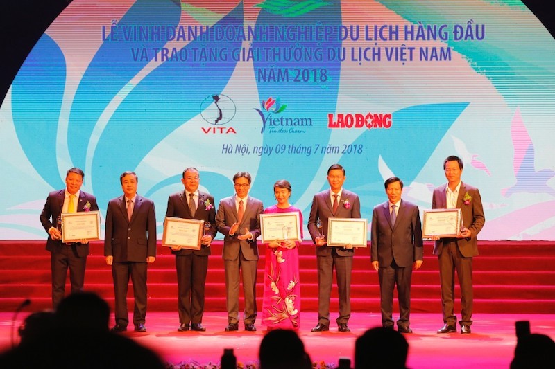 Phó Chủ tịch Thường trực Tập đoàn FLC – Ông Lê Thành Vinh nhận giải Doanh nghiệp có đóng góp lớn cho sự phát triển của ngành Du lịch Việt Nam.