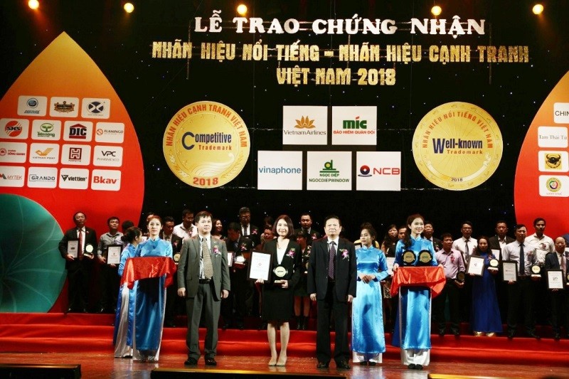 Bà Lê Thị Tuyến – Phó TGĐ Tập đoàn TMS nhận giải thưởng Nhãn hiệu nổi tiếng Việt Nam 2018
