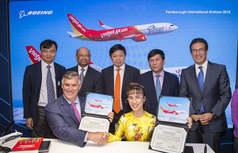 Bà Nguyễn Thị Phương Thảo, Tổng Giám đốc Vietjet và Ông Kevin McAllister, Chủ tịch kiêm Tổng Giám đốc Tập đoàn Boeing đã cùng ký kết hợp đồng 100 máy bay Boeing 737 MAX.