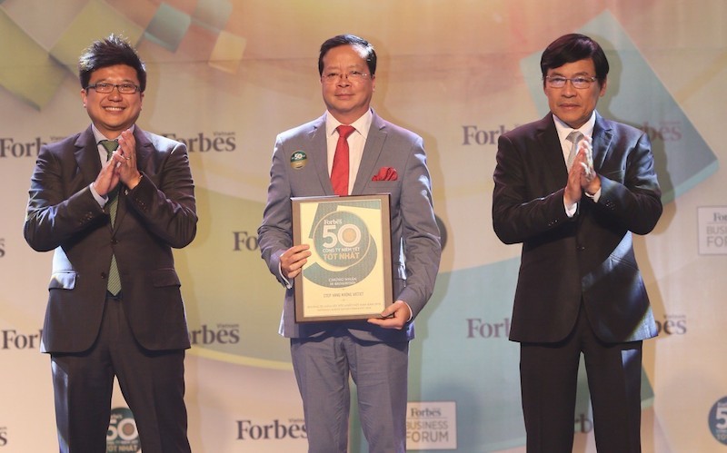 Ông Chu Việt Cường, thành viên HĐQT Vietjet nhận giải thưởng từ Forbes