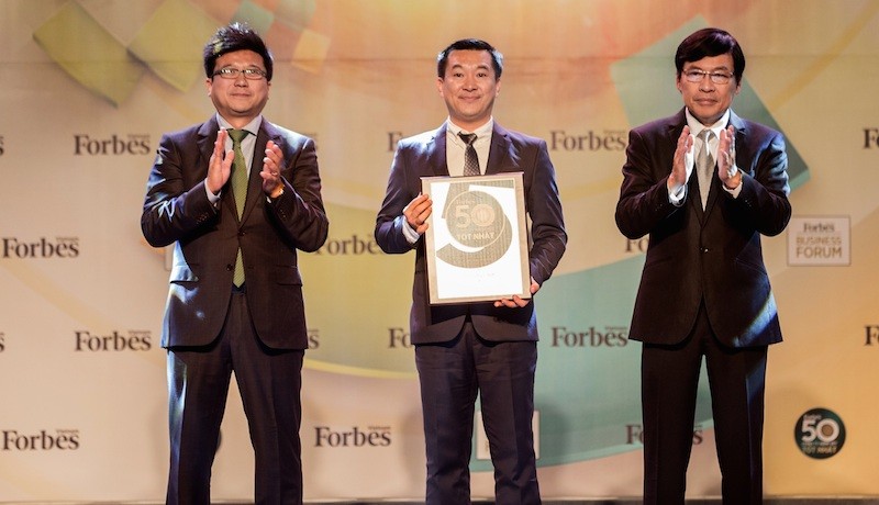 Ông Đỗ Thanh Tuấn – Giám đốc Đối Ngoại Vinamilk trên sân khấu nhận chứng nhận của Lễ vinh danh Top 50 công ty niêm yết tốt nhất Việt Nam. 