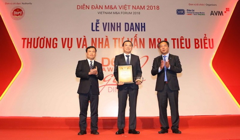 Ông Lê Thành Liêm – Giám đốc Điều hành Vinamilk nhận giải tại Diễn đàn.