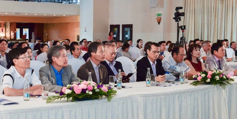Hội thảo “Tiềm năng và kinh nghiệm đầu tư bất động sản Việt Nam” được tổ chức tại Trung tâm sự kiện Đông Đô – TTTM Sapa, thủ đô Praha, Cộng hòa Séc thu hút hàng trăm kiều bào tham dự.