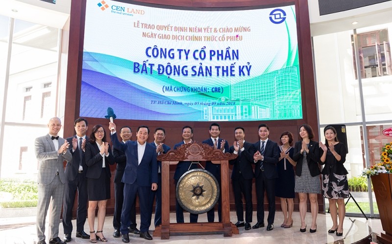 Ông Nguyễn Trung Vũ – Chủ tịch HĐQT CENLAND đánh cồng tại phiên chào sàn cổ phiếu CRE