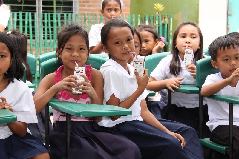 Hình ảnh học sinh tại Phillippin uống sữa trong trường học (nguồn: internet)