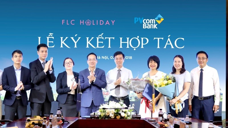 Đại diện PVcomBank và FLC Holiday ký kết hợp đồng hợp tác và trao đổi quà lưu niệm