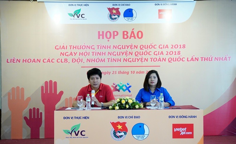 Anh Dương Hoài Nam – Chủ tịch Hội Liên hiệp Thanh niên Vietjet cùng đại diện Trung tâm TNQG trả lời phỏng vấn tại họp báo về chuỗi sự kiện ý nghĩa này