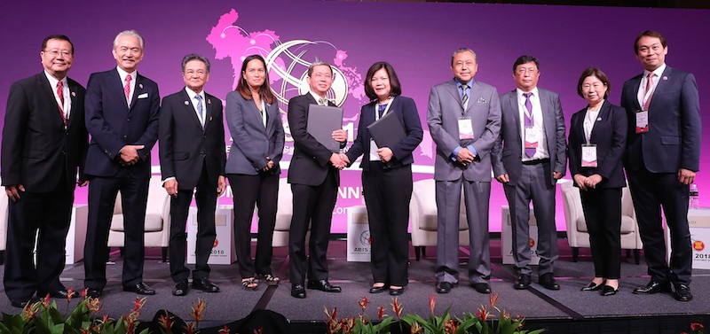 Tập đoàn T&T Group và Tập đoàn YCH trao Biên bản ghi nhớ cam kết cùng đầu tư Dự án Trung tâm tăng trưởng thông minh tại Việt Nam.