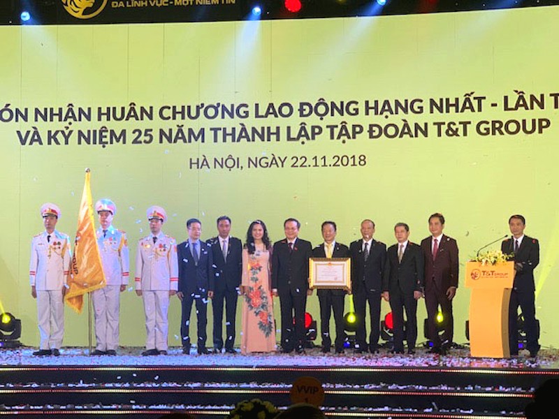 Thay mặt Đảng, Nhà nước, Ủy viên Trung ương Đảng, Phó Chủ tịch Quốc hội Phùng Quốc Hiển đã trao tặng Huân chương Lao động hạng Nhất lần thứ hai cho T&T Group