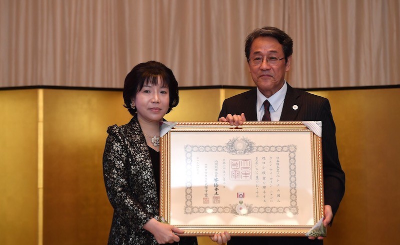Ông Umeda Kunio, Đại sứ Đặc mệnh Toàn quyền Nhật Bản tại Việt Nam trao tặng Huân chương Mặt trời mọc cho nữ viện sĩ Nguyễn Thị Thanh Nhàn.