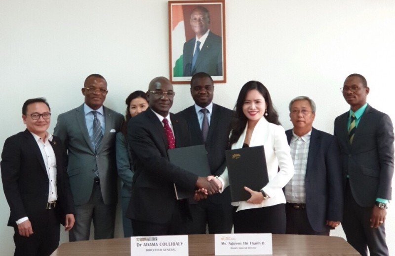Tổng Giám đốc Hội đồng Bông và Điều Bờ Biển Ngà Coulibaly và Phó Tổng Giám đốc Tập đoàn T&T Group Nguyễn Thị Thanh Bình ký kết thỏa thuận hợp tác chiến lược