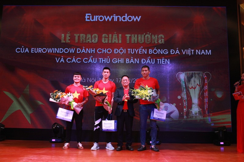 Tổng giám đốc Eurowindow trao tận tay các cầu thủ giải thưởng tiền mặt