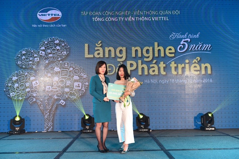 Bà Cao Thị Thu Huyền, Phó Tổng Giám đốc Tổng Công ty Viễn thông Viettel trao giải thưởng kim cương cho khách hàng 