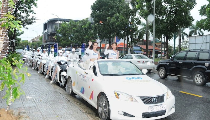 Đoàn roadshow diễu hành qua các tuyến phố trung tâm của thành phố Huế và thành phố Đông Hà (Quảng Trị) mang theo thông điệp và hình ảnh dự án FLC Quảng Bình đến rộng rãi với khách hàng nơi đây.