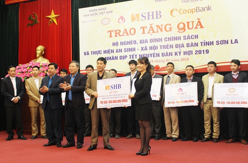 Ngân hàng SHB tặng đồng bào khó khăn tại Sơn La 1 tỷ đồng