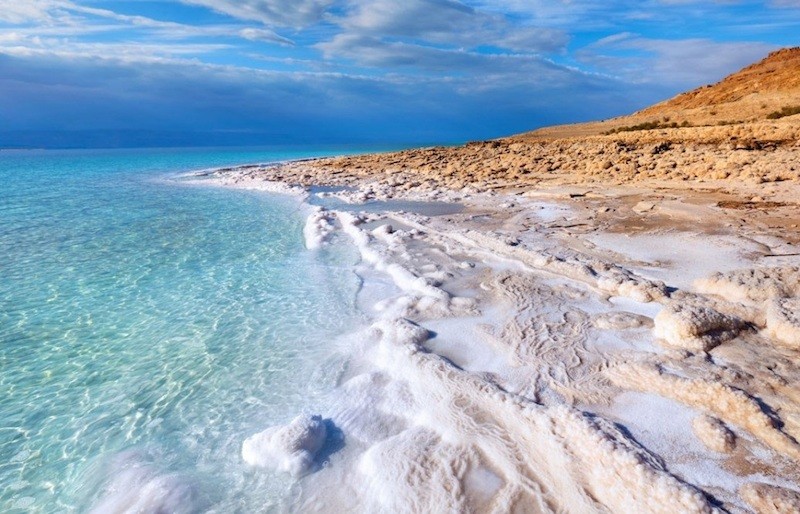 Biển Chết với không khí và làn nước trong xanh.