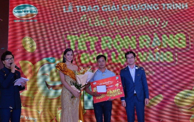  Ông Nguyễn Tiến Dũng- Phó Tổng Giám đốc Tổng Công ty Viễn thông Viettel và Hoa hậu Tiểu Vy (đại diện thương hiệu ViettelPay) trao thưởng cho khách hàng Nông Trung Hải trúng giải đặc biệt 1kg vàng