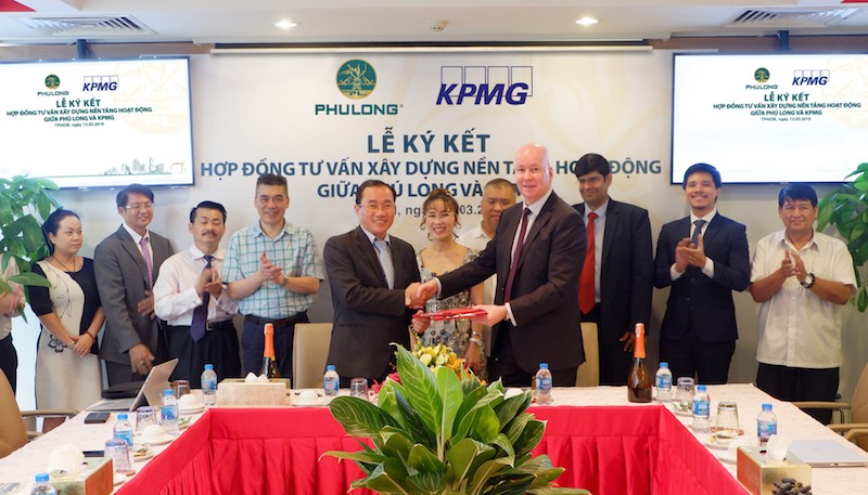 Đại diện lãnh đạo Công ty Phú Long và KPMG ký kết hợp đồng tư vấn xây dựng nền tảng hoạt động