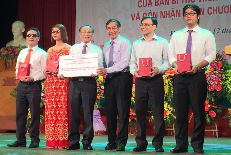 Ông Lê Vinh, Phó TGĐ AIC Group trao tặng điện thoại 9999 hy vọng cho Hội người mù Việt Nam