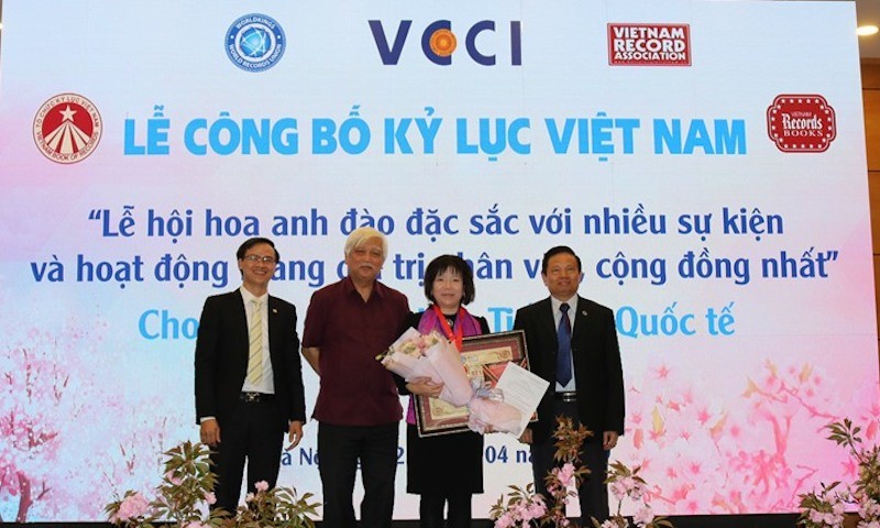 Đại diện VCCI, Tổ chức Kỷ lục Việt Nam trao bằng xác nhận cho AIC Group
