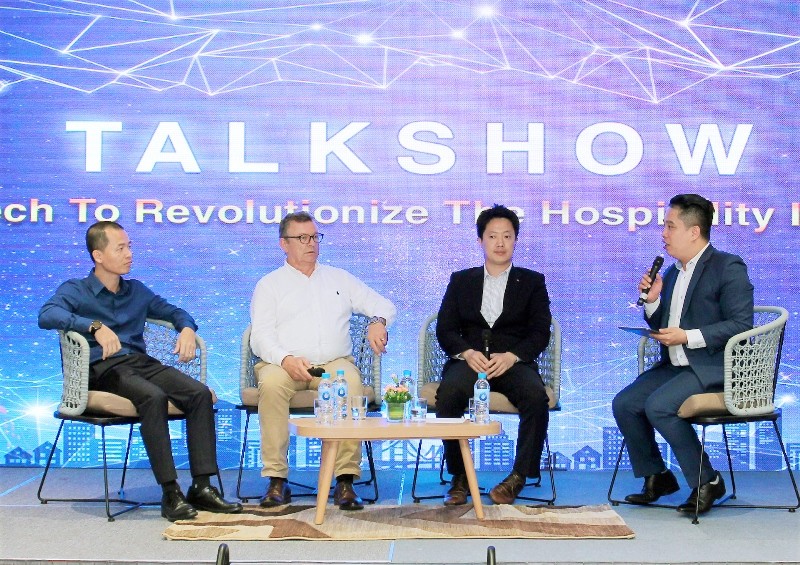 Ông Huyn Jun Choi, Giám Đốc Cấp cao LG Electronics chia sẽ các giải pháp công nghệ và Big Data cho một khách sạn thông minh. ​