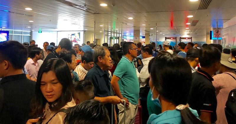 Hành khách xếp hàng vào phòng chờ tại sân bay Tân Sơn Nhất