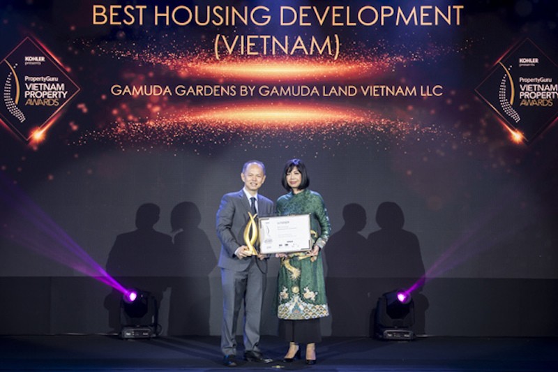 Ông Cheong Ho Kuan - Chủ tịch Gamuda Land Việt Nam nhận giải thưởng.