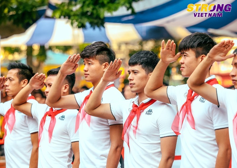 Các cầu thủ CLB bóng đá Hà Nội chào cờ đầu tuần cùng các em học sinh trường THCS Nguyễn Trường Tộ.Trước đó, “Strong Vietnam” đã đến với 2 trường là trường THCS Phù Đổng (Gia Lâm, Hà Nội) và trường THCS Việt Nam - Angieri (Thanh Xuân, Hà Nội).