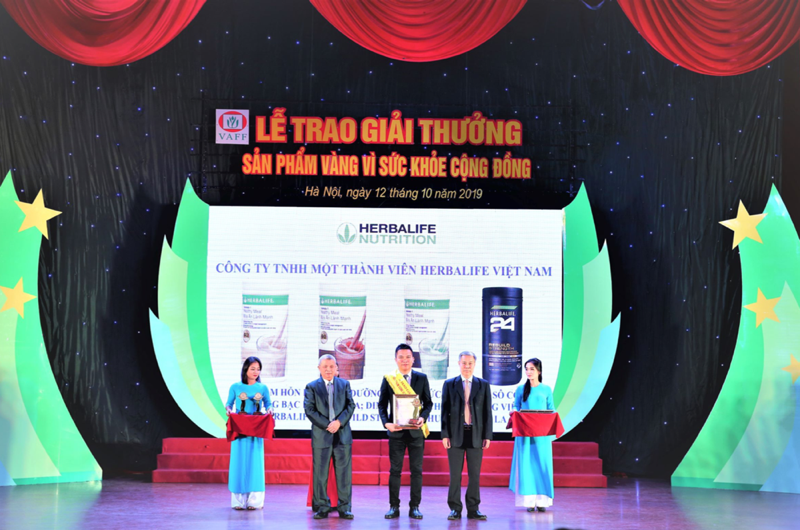 Ông Nguyễn Thành Đạt (giữa) - Giám đốc Truyền thông Herbalife Việt Nam đại diện công ty nhận giải thưởng “Sản phẩm vàng vì sức khỏe cộng đồng” tháng 10/2019