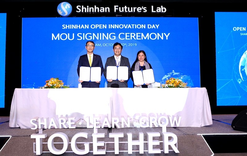 Đại diện của Ngân hàng Shinhan, NATEC và Open Innovation Việt Nam tại lễ ký kết biên bản ghi nhớ MOU