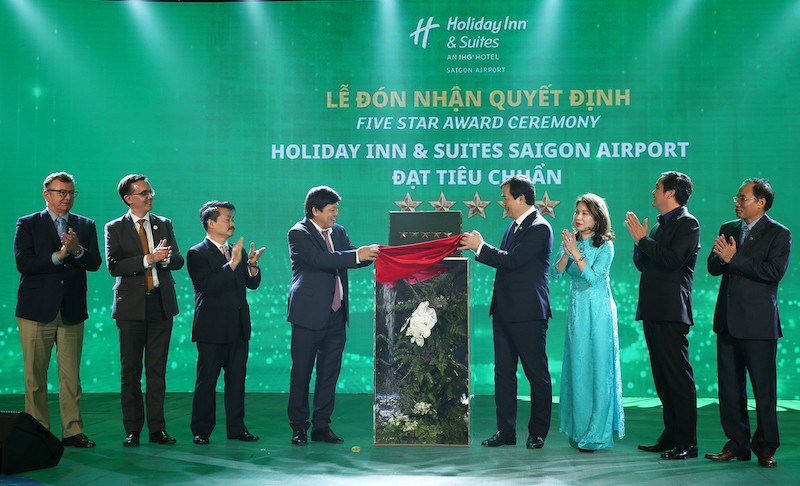 Ông Nguyễn Trùng Khánh - Tổng cục trưởng Tổng cục du lịch trao chứng nhận 5 sao cho Holiday Inn & Suites Saigon Airport
