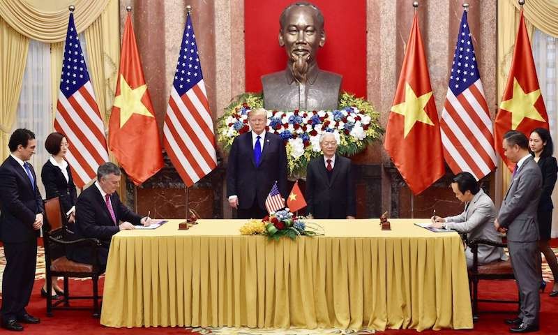  Tổng bí thư Nguyễn Phú Trọng và Tổng thống Mỹ Donald Trump chứng kiến lễ ký kết mua 10 máy bay Boeing 787-9 Dreamliner của Bamboo Airways tháng 2/2019