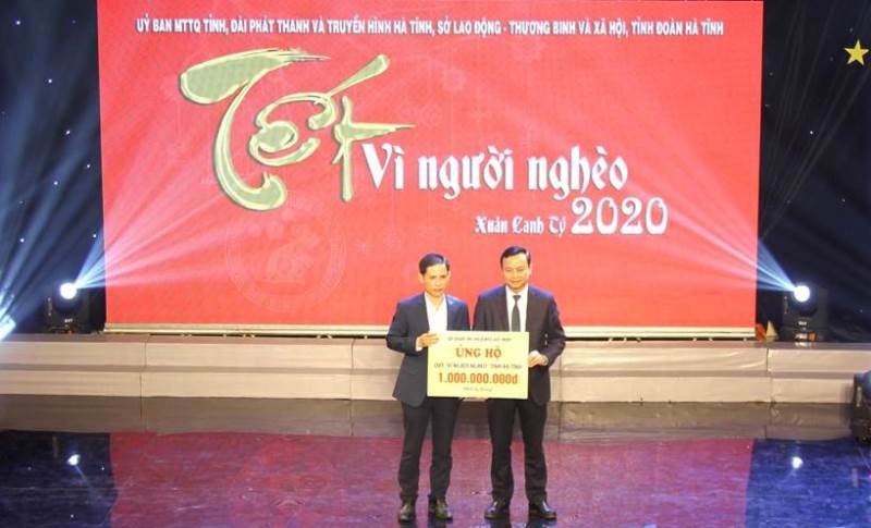 Đại diện Tập đoàn TNG Holdings Vietnam - ông Nguyễn Quốc Thành đã lên trao số tiền ủng hộ 1 tỷ đồng.