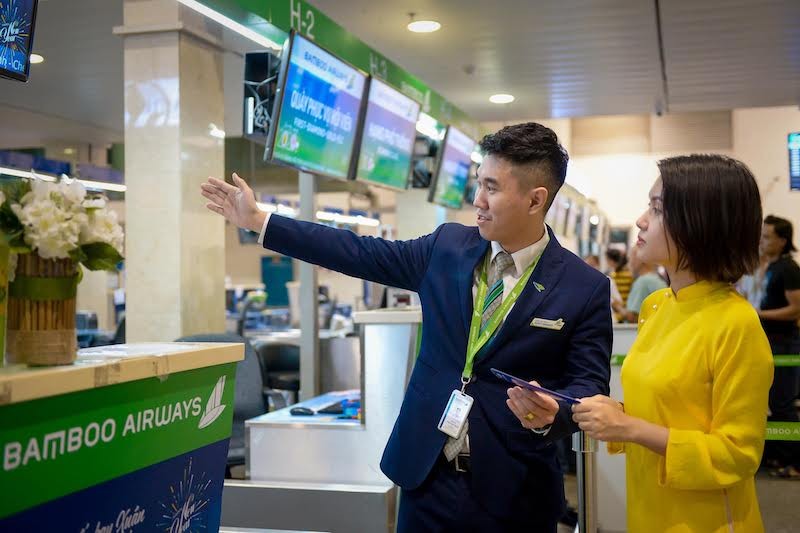 Anh Trung đang hướng dẫn hành khách làm thủ tục lên check in để lên tàu bay - Ảnh: Bamboo Airways 