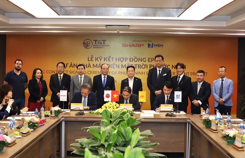 Đại diện Công ty Cổ phần Công nghiệp Năng lượng Ninh Thuận và Liên danh đối tác Sharp – NSN ký hợp đồng EPC dự án nhà máy điện mặt trời Phước Ninh