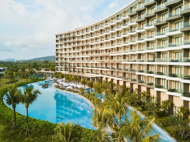 Khu khách sạn Mövenpick Resort Waverly Phú Quốc được thiết kế như hình cánh sóng