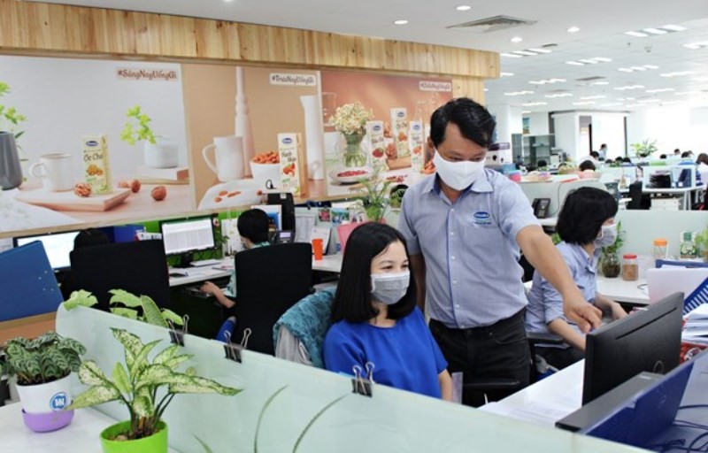 Nhân viên Công ty Vinamilk thực hiện nghiêm túc việc đeo khẩu trang tại nơi làm việc, phòng ngừa dịch bệnh. (Nguồn: Vinamilk)