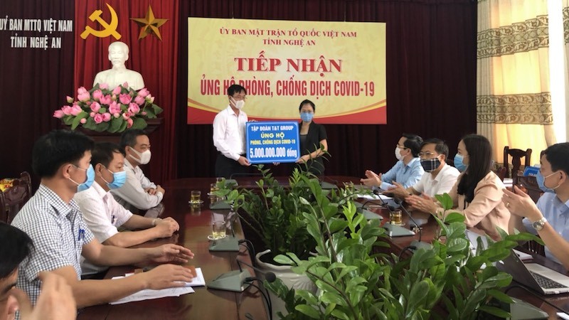  Đại diện Tập đoàn T&T Group trao 5 tỷ đồng ủng hộ cuộc chiến chống dịch COVID-19 của tỉnh Nghệ An