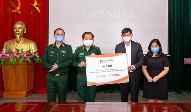 Đại diện Tập đoàn Flamingo Holding Group trao tặng số tiền 2 tỷ đồng. Thiếu tướng Phùng Quốc Tuấn, Phó Chính ủy BĐBP chủ trì tiếp nhận.