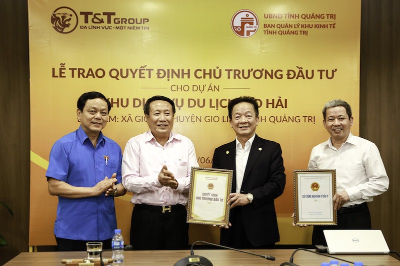 Ông Hà Sỹ Đồng (thứ hai từ trái sang) - Phó Chủ tịch UBND tỉnh Quảng Trị trao giấy chứng nhận đầu tư cho Chủ tịch HĐQT kiêm Tổng giám đốc Tập đoàn T&T Group Đỗ Quang Hiển (thứ hai từ phải sang). ​
