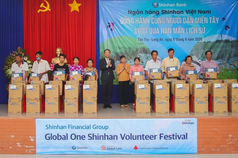 Ông Shin Dong Min – Tổng Giám đốc của Ngân hàng Shinhan tại Việt Nam trực tiếp tham gia trao tặng nước ngọt sinh hoạt và thực phẩm cho người dân tỉnh Long An