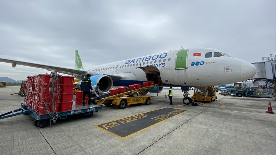 6 tấn hàng hóa cứu trợ miền Trung của TW Hội chữ Thập đỏ Việt Nam đã được Bamboo Airways khẩn trương đưa lên máy bay tại Nội Bài, vận chuyển trên chuyến charter cứu trợ tới Quảng Bình