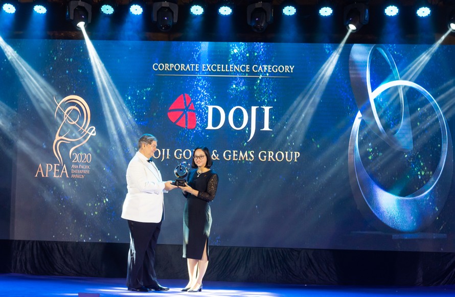 Bà Lê Thị Hiền - Phó Tổng giám đốc Tập đoàn Vàng bạc Đá quý DOJI nhận giải thưởng Doanh nghiệp Bán lẻ xuất sắc châu Á – Thái Bình Dương 2020