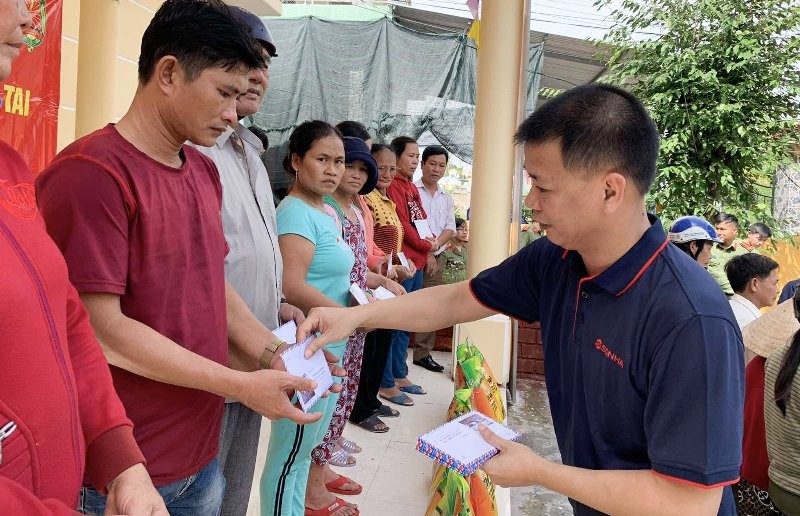 Ông Phạm Thế Hùng – PTGĐ Kinh doanh Tập đoàn Sơn Hà trao quà cho bà con nhân dân huyện Phú Lộc, tỉnh Thừa Thiên – Huế