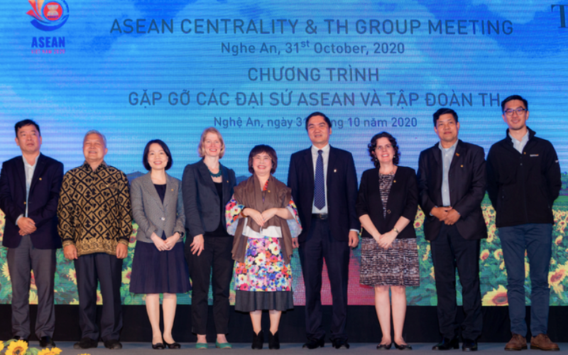Các đại sứ ASEAN và đối tác ASEAN chụp ảnh lưu niệm cùng bà Thái Hương, Nhà sáng lập – Chủ tịch Hội đồng Chiến lược Tập đoàn TH (đứng giữa).