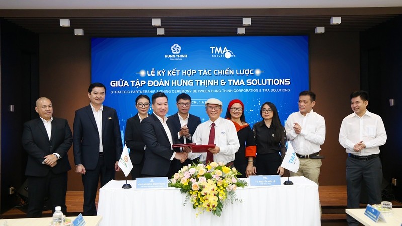 Ông Nguyễn Đình Trung - Chủ tịch Tập đoàn và TS.Nguyễn Hữu Lệ – Chủ tịch TMA Solutions thực hiện nghi thức ký kết hợp tác với sự chứng kiến của đại diện 2 đơn vị