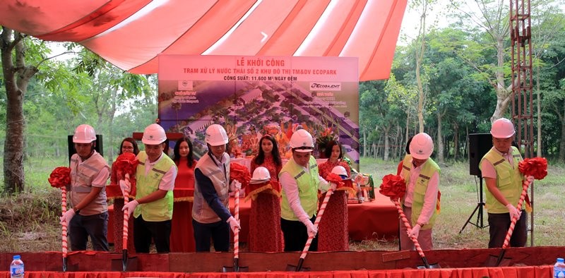 Đại diện lãnh đạo Tập đoàn Ecopark & nhà thầu Ecoba ENT thực hiện nghi lễ khởi công nhà máy xử lý nước thải thứ 4. ​