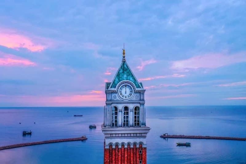 Tháp đồng hồ tại cáp treo Hòn Thơm- biểu tượng du lịch mới của thành phố Phú Quốc