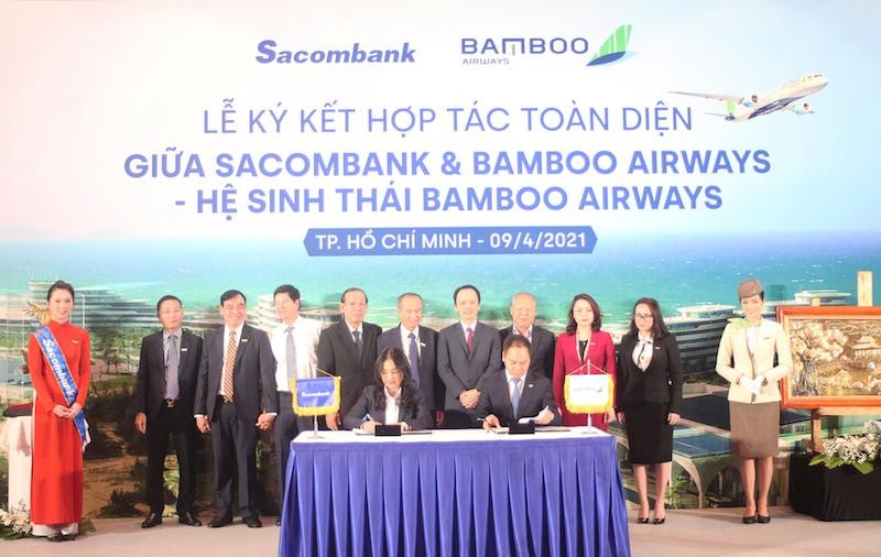 Bà Nguyễn Đức Thạch Diễm – thành viên HĐQT kiêm Tổng giám đốc Sacombank cùng ông Đặng Tất Thắng –Tổng giám đốc Bamboo Airways ký kết thỏa thuận hợp tác dưới sự chứng kiến của lãnh đạo hai bên