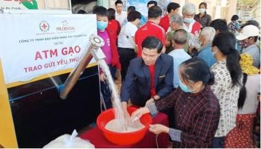 Prudential dành hàng trăm tấn gạo cho hành trình “ATM gạo - Trao gửi yêu thương”.